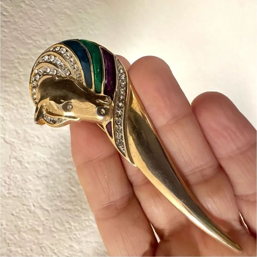 Vintage gold tone enamel pointed horse head brooch